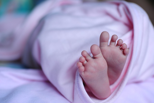 Otulacze dla noworodków – co sprawia, że są tak popularne?